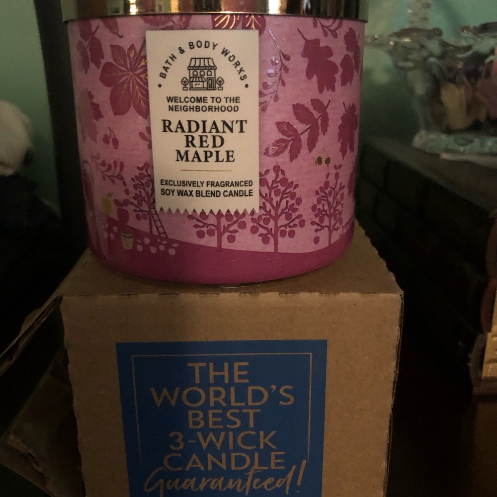 NWT Bath & Body Works Radiant Red Maple ๐ 3 Wick Candle - Picture 3 of 6